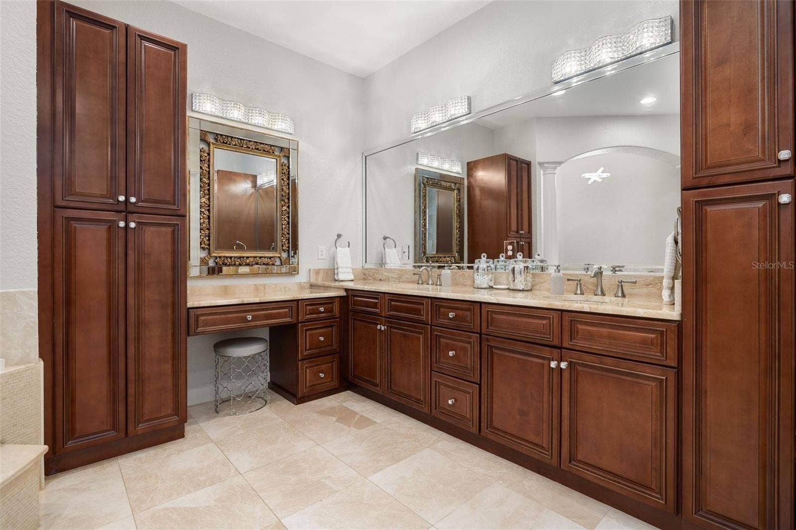 5526 MARLEON DRIVE, Windermere, FL 34786 Dual vanities