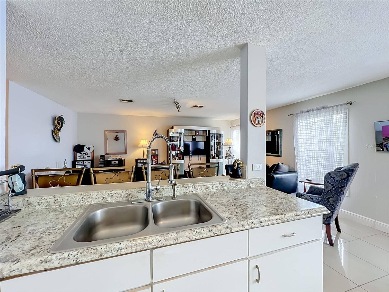 12900 LOS ALAMITOS COURT, Orlando, FL 32837 So easy to visit from kitchen to family room