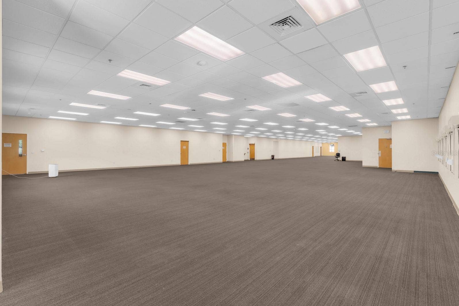 1201 E OAK STREET, Kissimmee, FL 34744 Approximately 7,000 sq. ft. of open flex space with carpet flooring