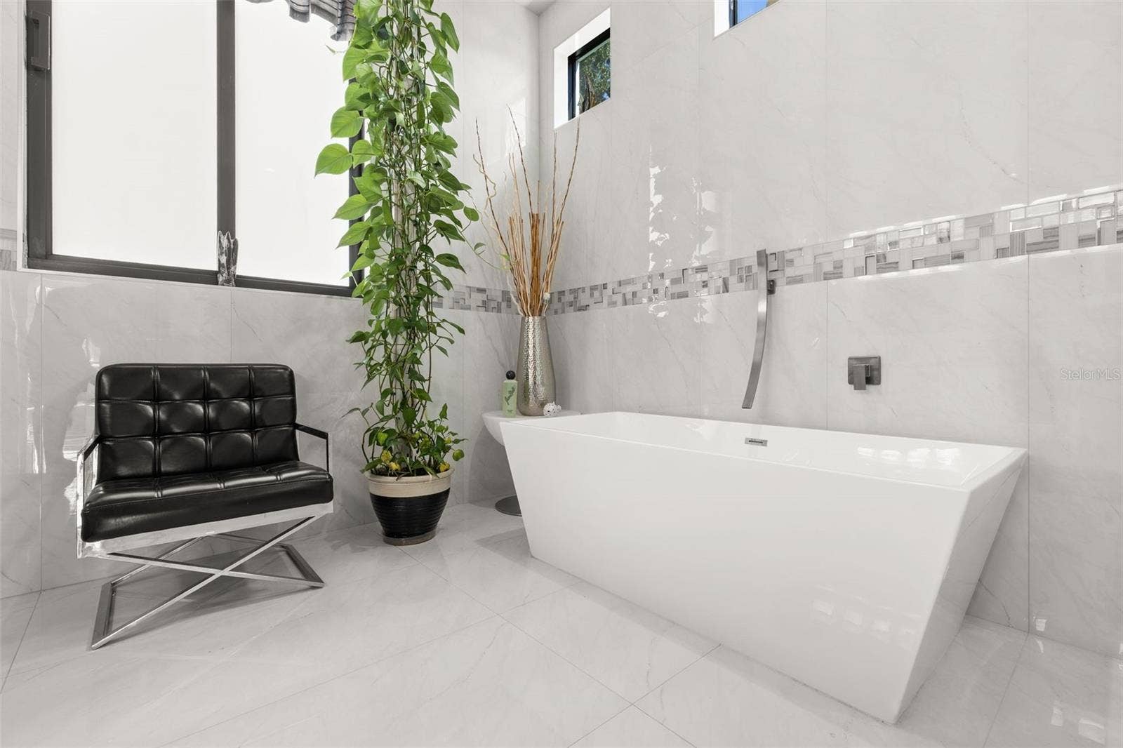 Freestanding soaking tub