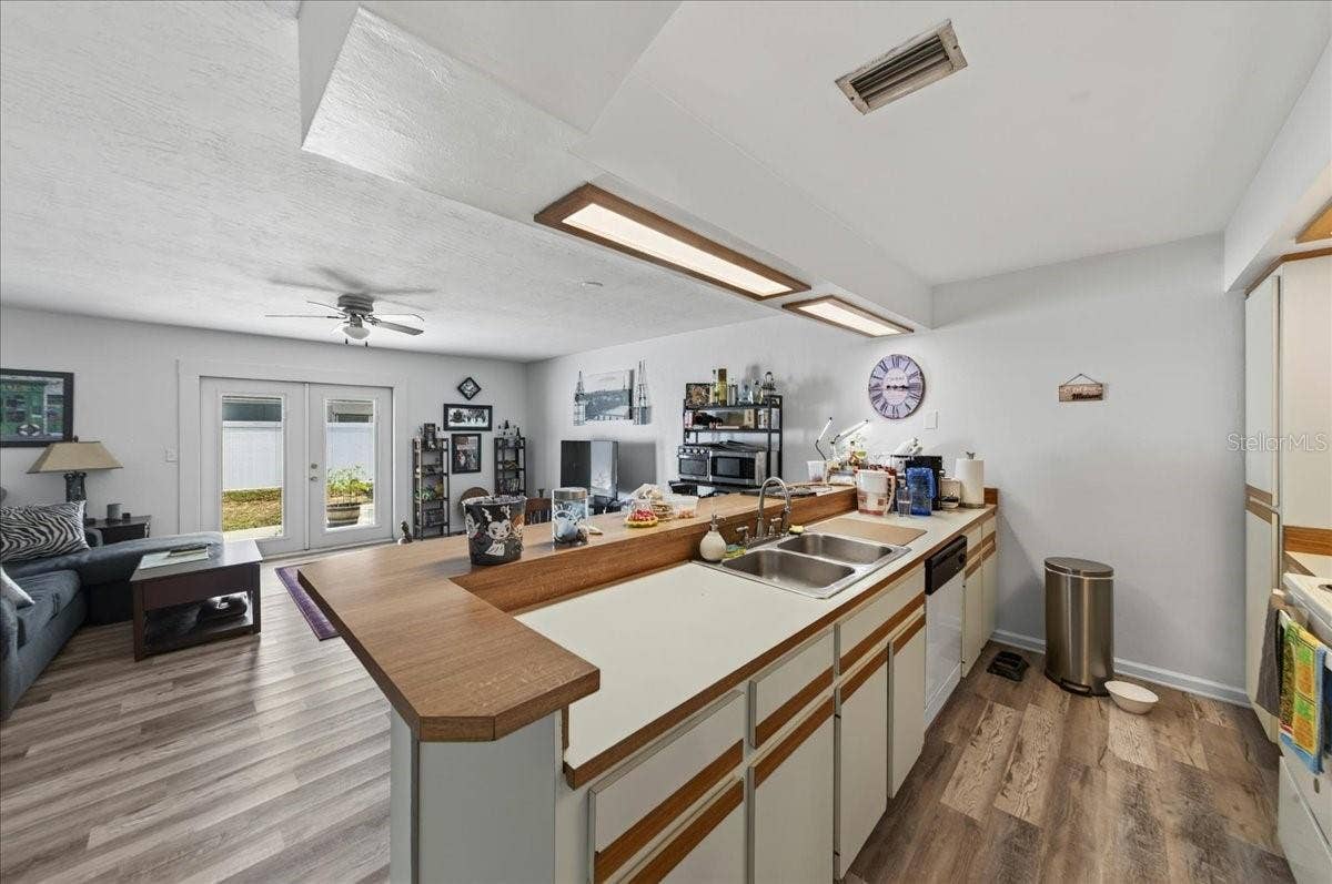Unit 843 kitchen