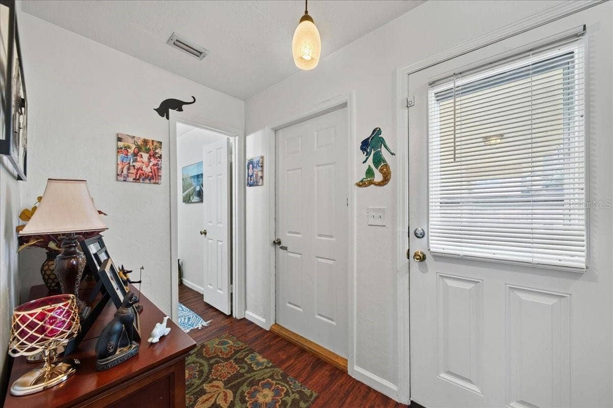 Unit 847 Foyer