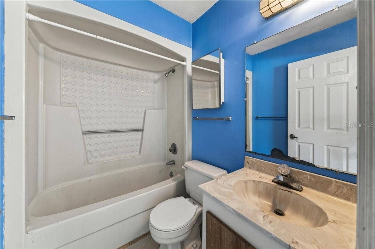 Unit 841 ensuite bathroom to bedroom 1
