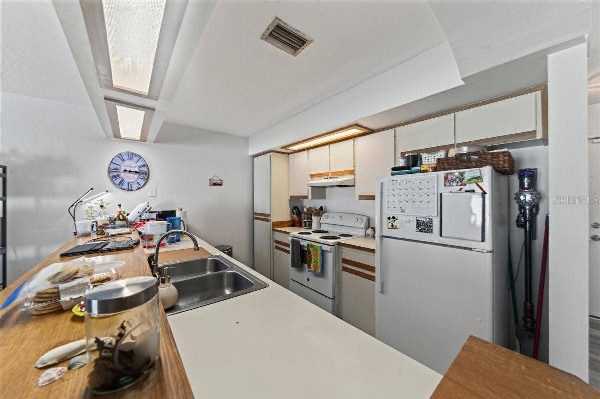 Unit 843 kitchen