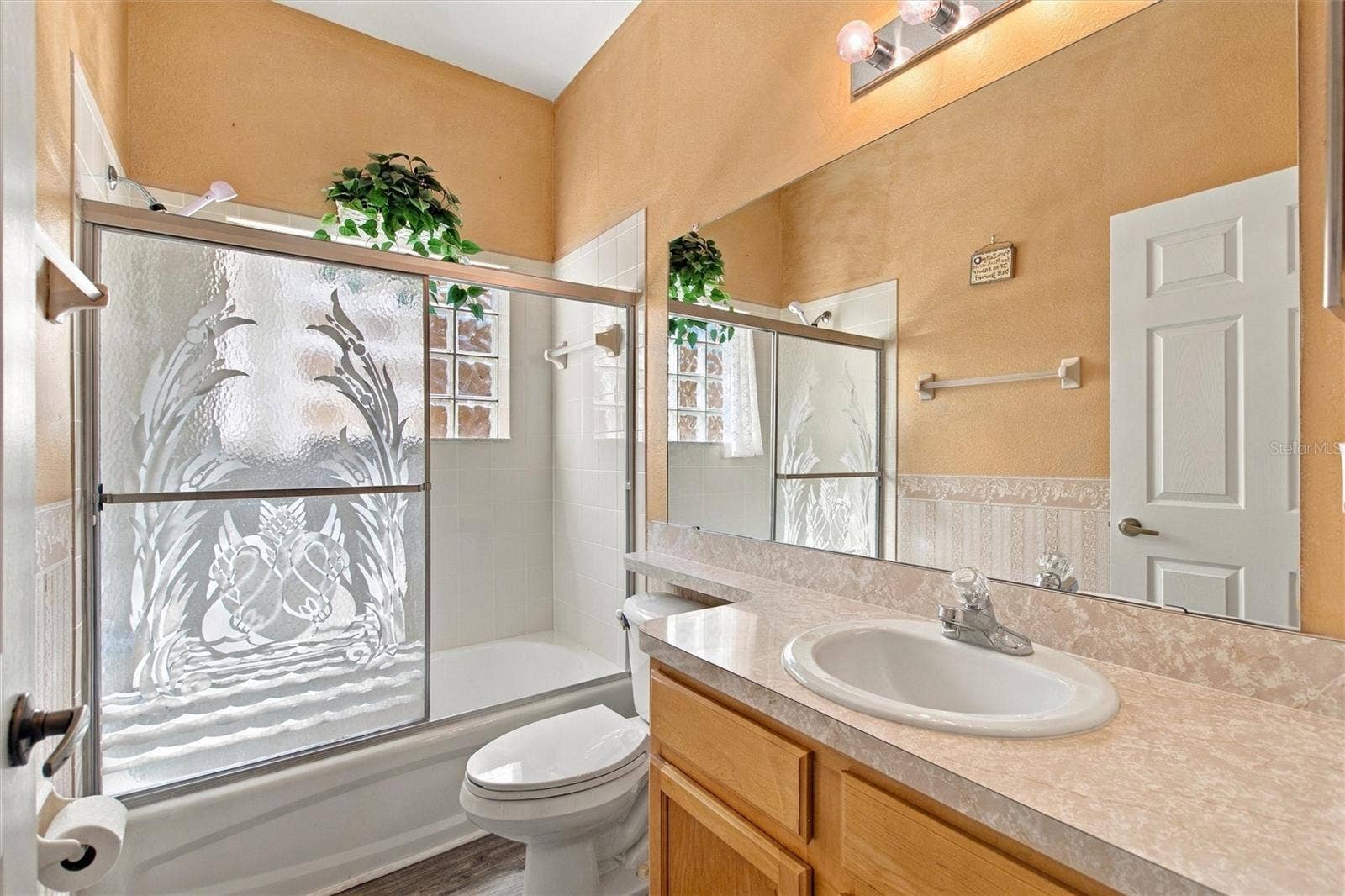 217 FLEMING LN, Davenport, FL 33837 Guest bathroom