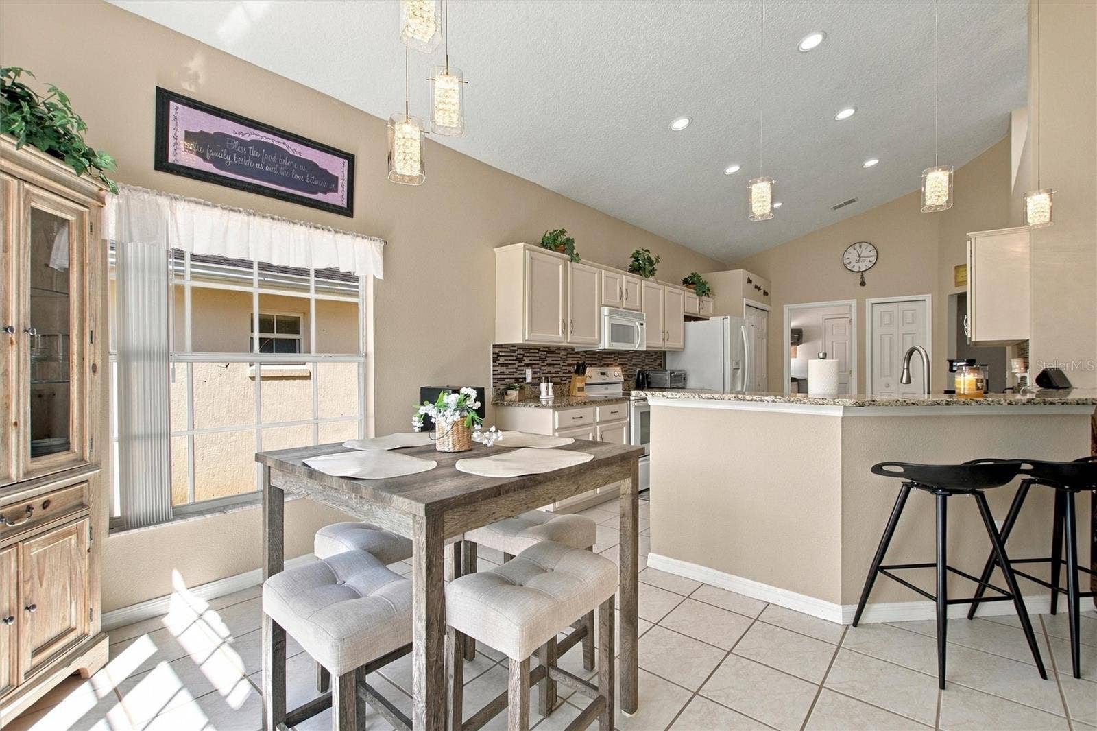 217 FLEMING LN, Davenport, FL 33837 Eat-in kitchen & breakfast bar