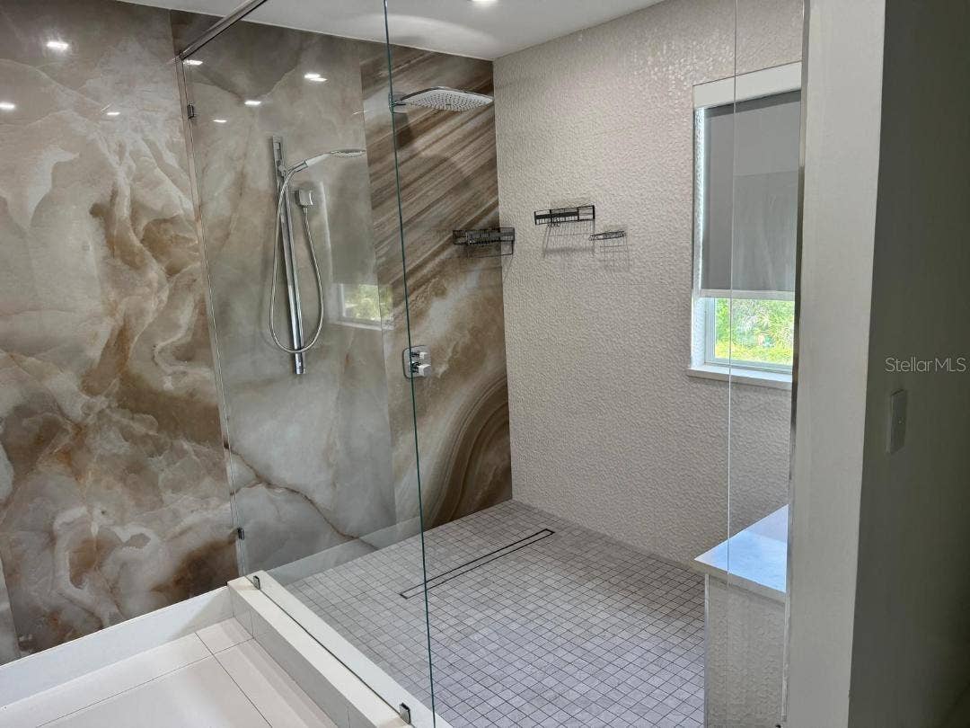 6013 FENDER COURT, Orlando, FL 32837 PRIMARY BATHROOM, SECOND FLOOR.