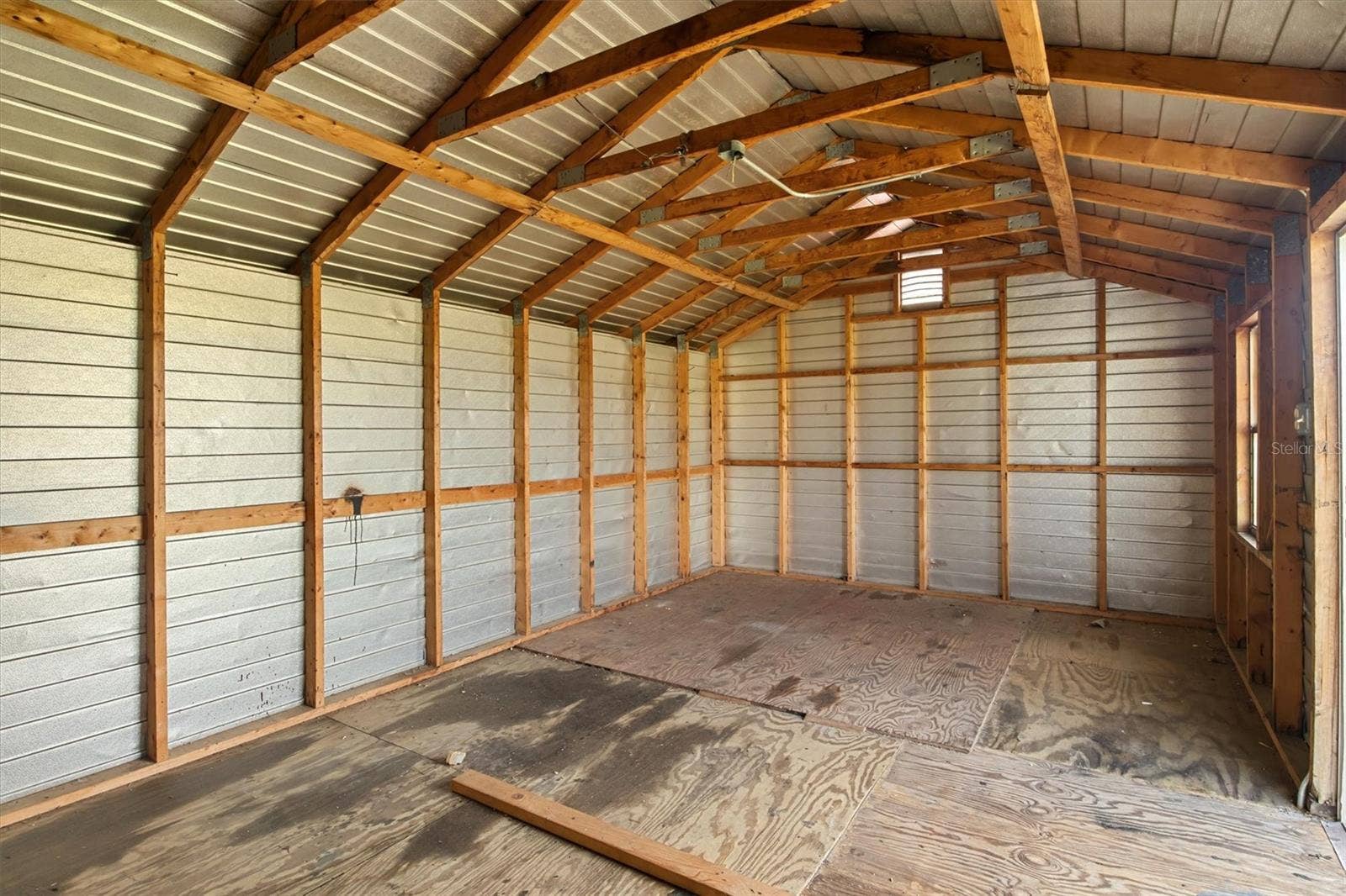 Shed, lots of storage space