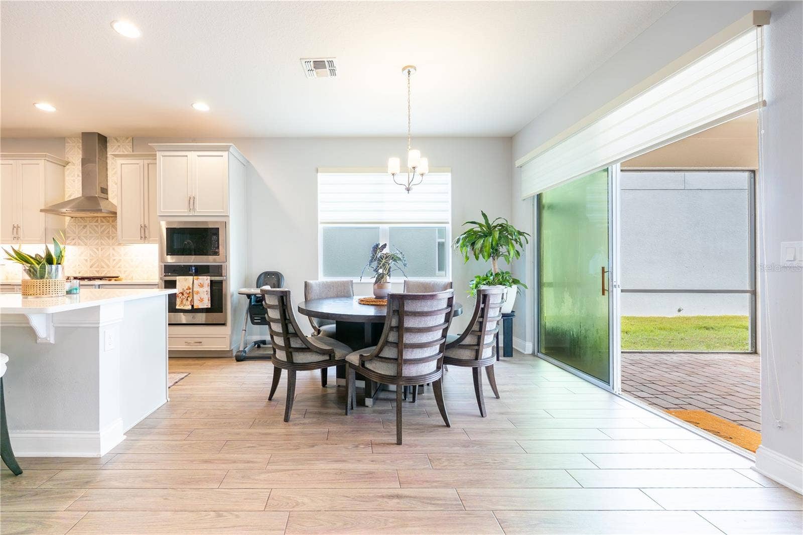 1316 SOUTHERN SUN DRIVE, Oakland, FL 34787 Inviting breakfast nook beside the kitchen, with sliding glass doors opening to the covered patio.