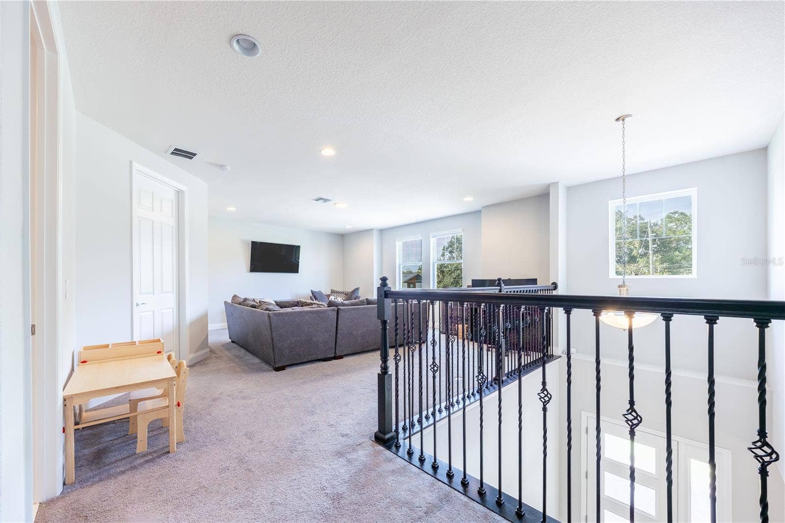 1316 SOUTHERN SUN DRIVE, Oakland, FL 34787 Spacious upstairs loft with a comfortable lounge area and decorative metal railings overlooking the foyer.