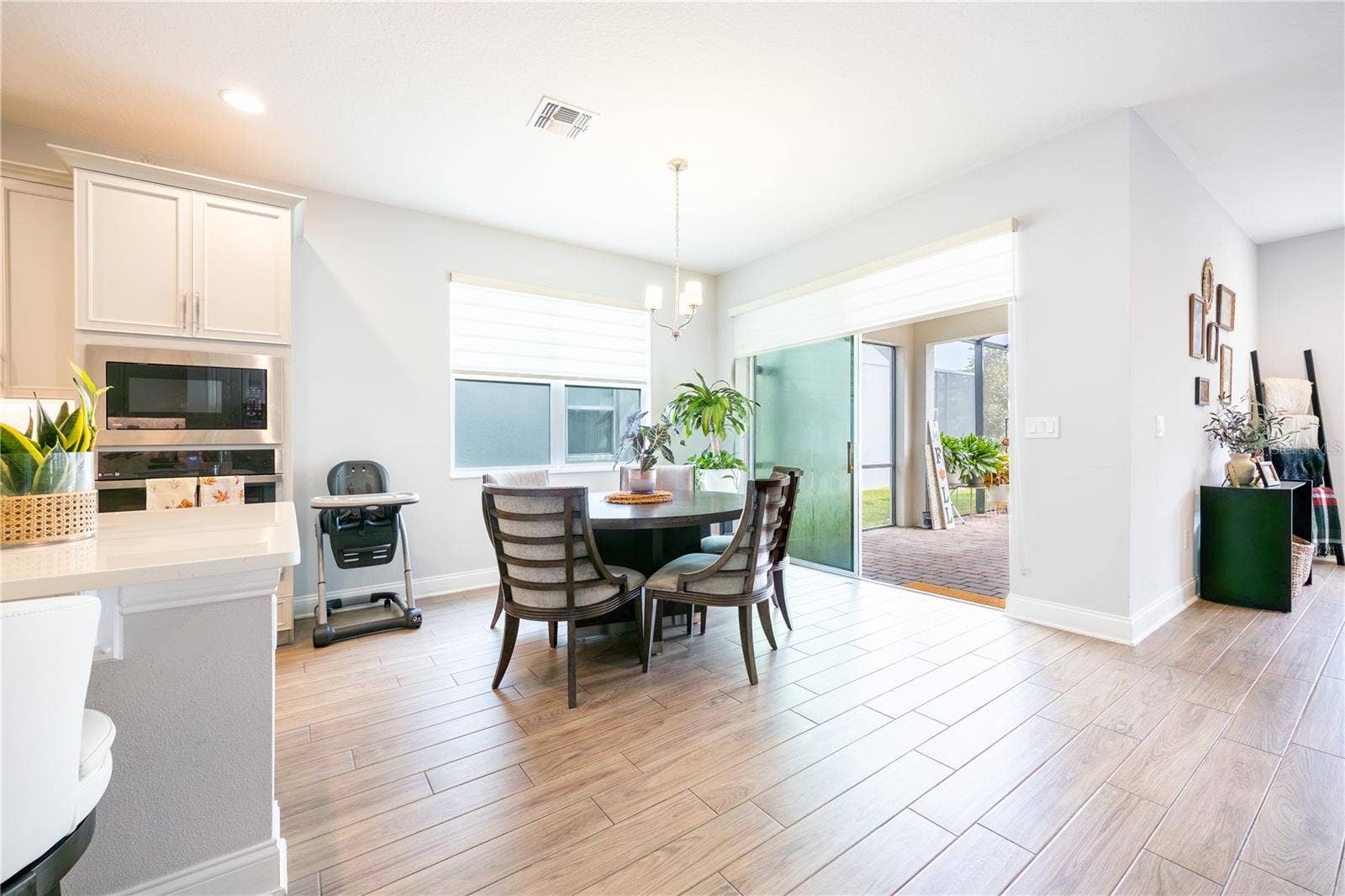 1316 SOUTHERN SUN DRIVE, Oakland, FL 34787 Charming breakfast nook with sliding glass doors opening to the screened, covered patio.