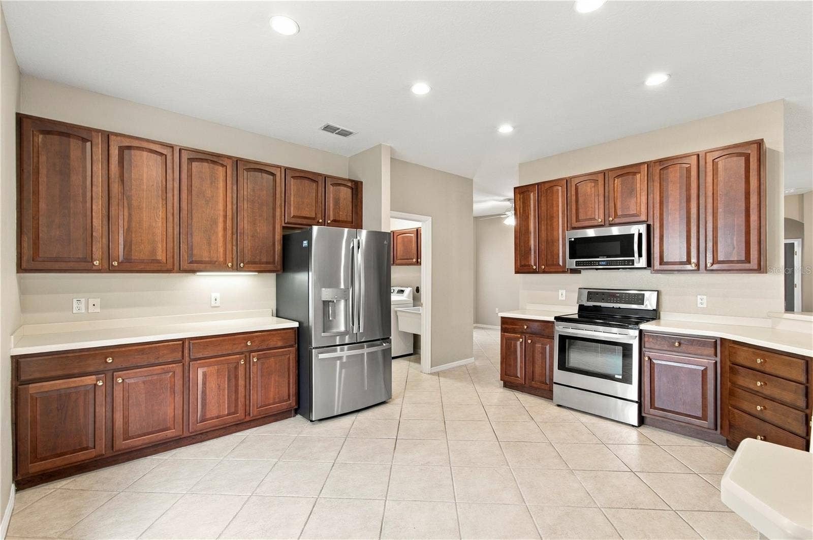 352 HAMRICK DR, Poinciana, FL 34759 42 inch Cabinets
