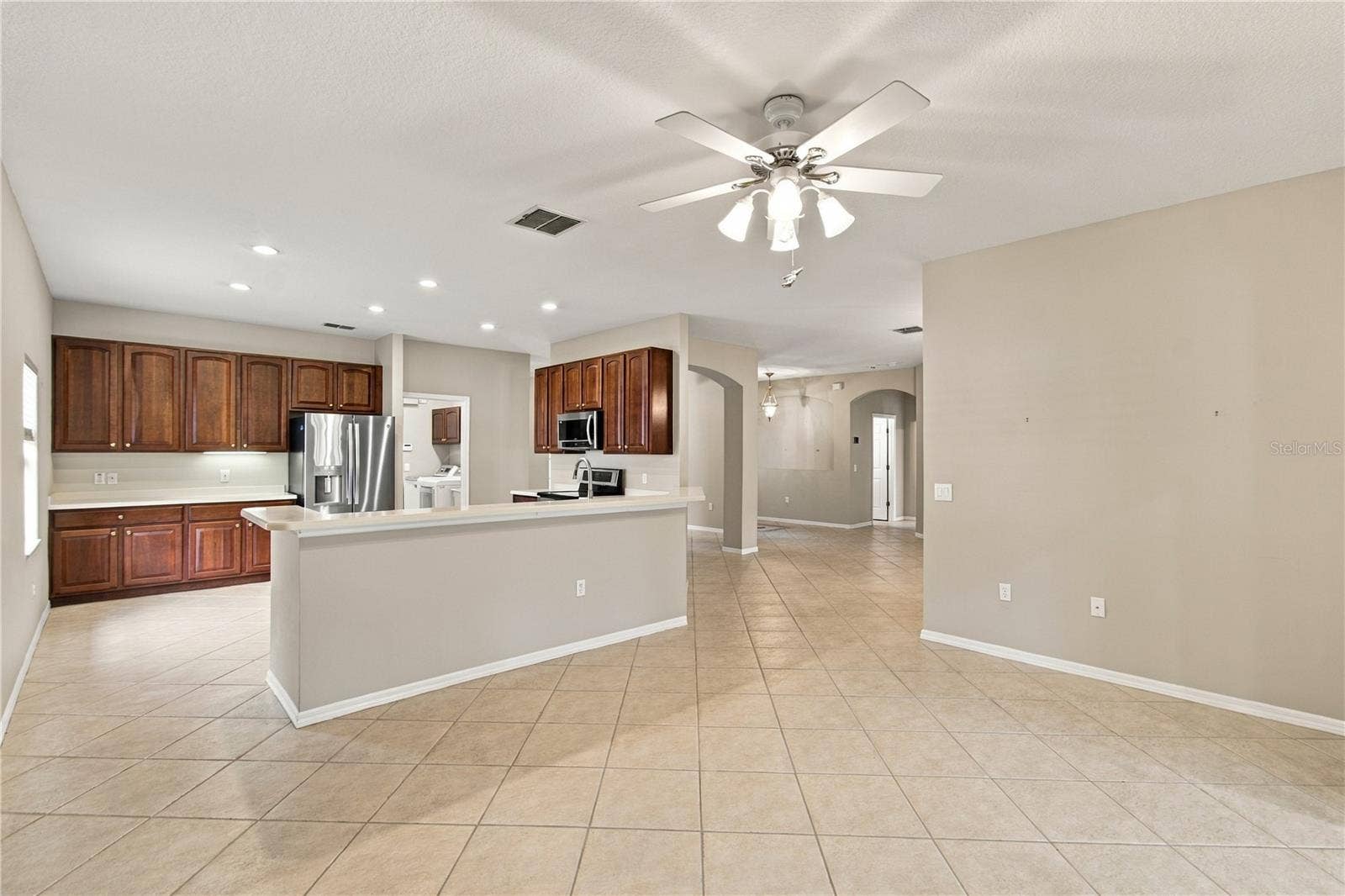 352 HAMRICK DR, Poinciana, FL 34759 Breakfast Bar