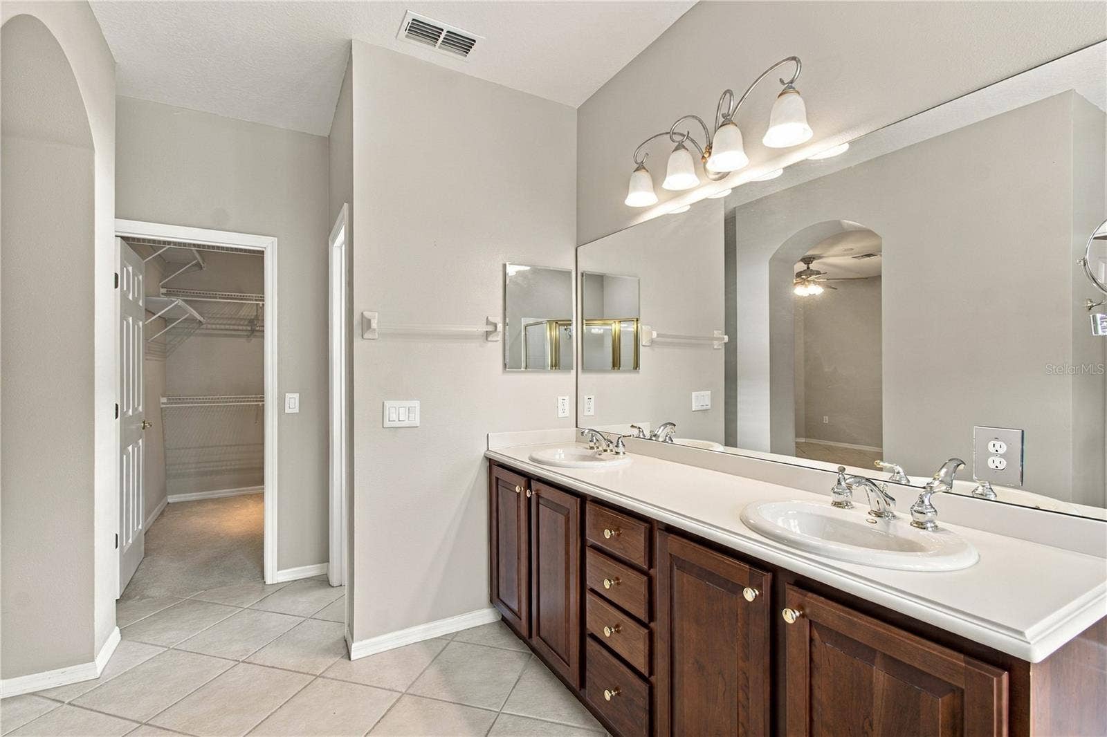 352 HAMRICK DR, Poinciana, FL 34759 Dual sinks