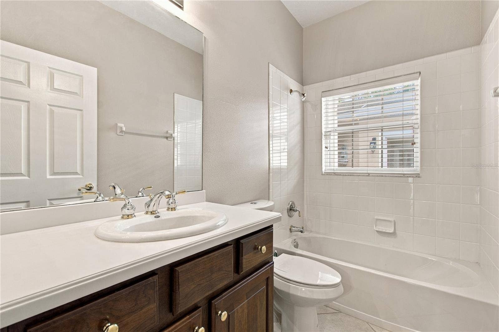352 HAMRICK DR, Poinciana, FL 34759 Second Full Bathroom
