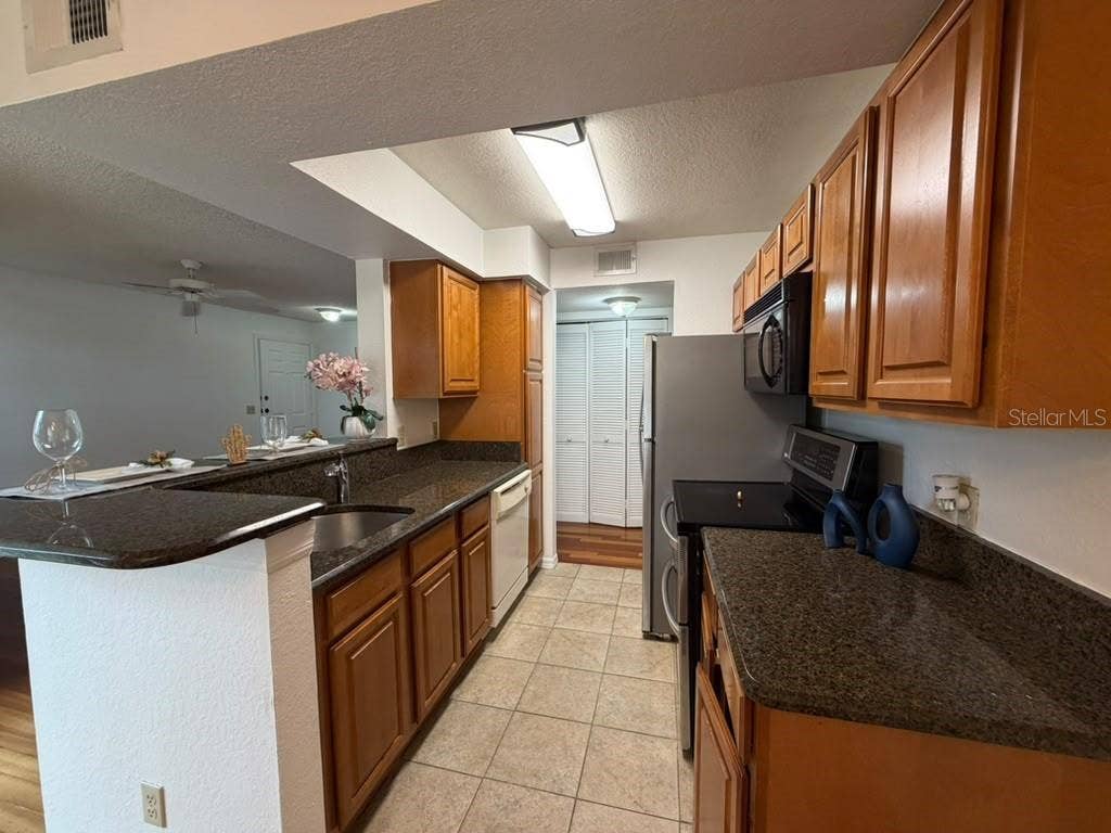 1037 S HIAWASSEE ROAD, #2824, Orlando, FL 32835 Kitchen