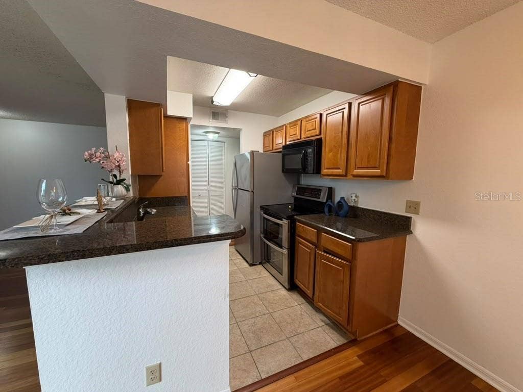 1037 S HIAWASSEE ROAD, #2824, Orlando, FL 32835 Kitchen