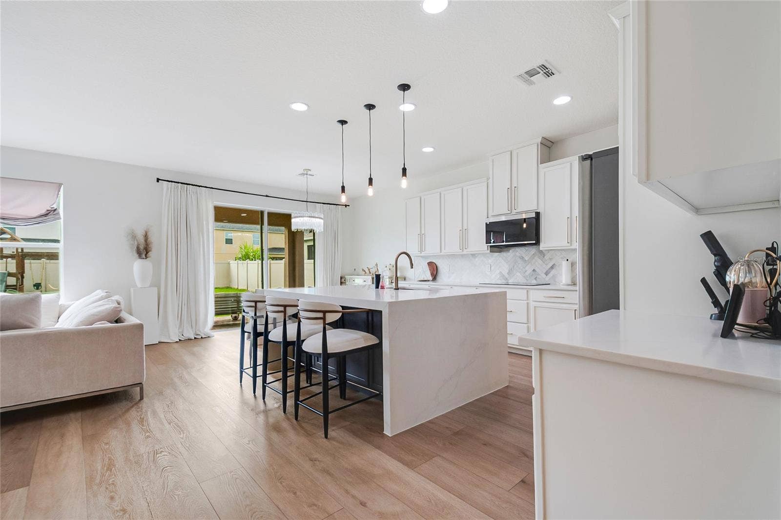 3761 MT VERNON WAY, Kissimmee, FL 34741 3761 MT VERNON WAY, Kissimmee, FL 34741