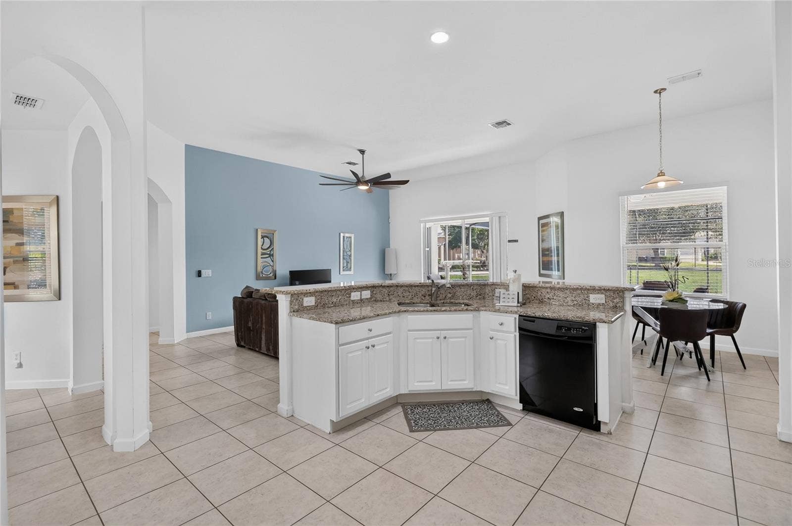 277 YELLOW SNAPDRAGON DRIVE, Davenport, FL 33837 Large breakfast bar/island