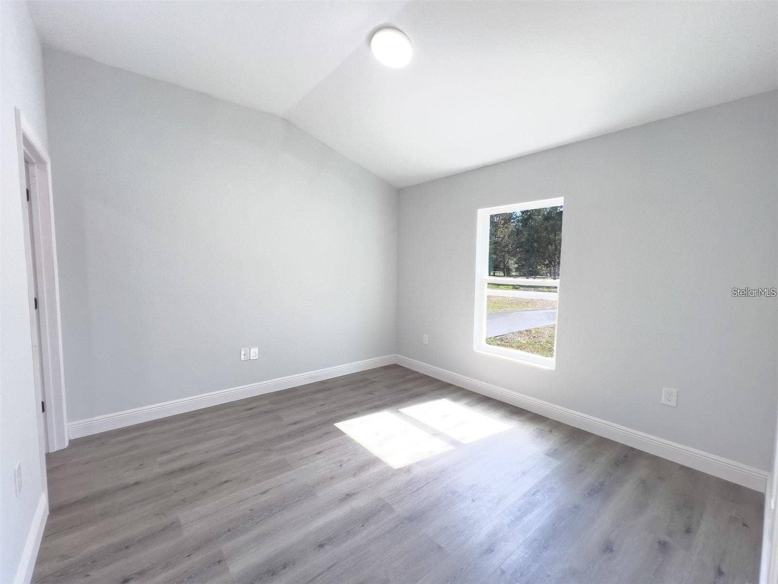 18 LARCH RUN COURT, Ocala, FL 34480 Similar model photo for illustration purposes; not the subject property.