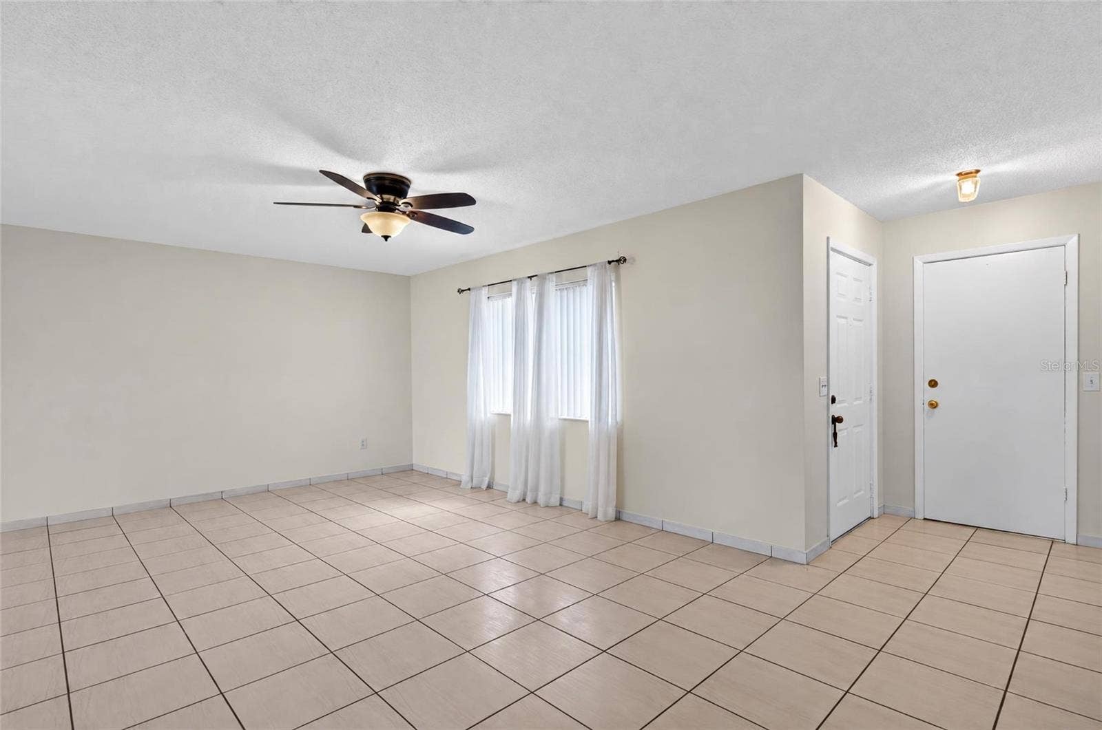 4712 STONY BROOK LANE, Orlando, FL 32808 Living Room