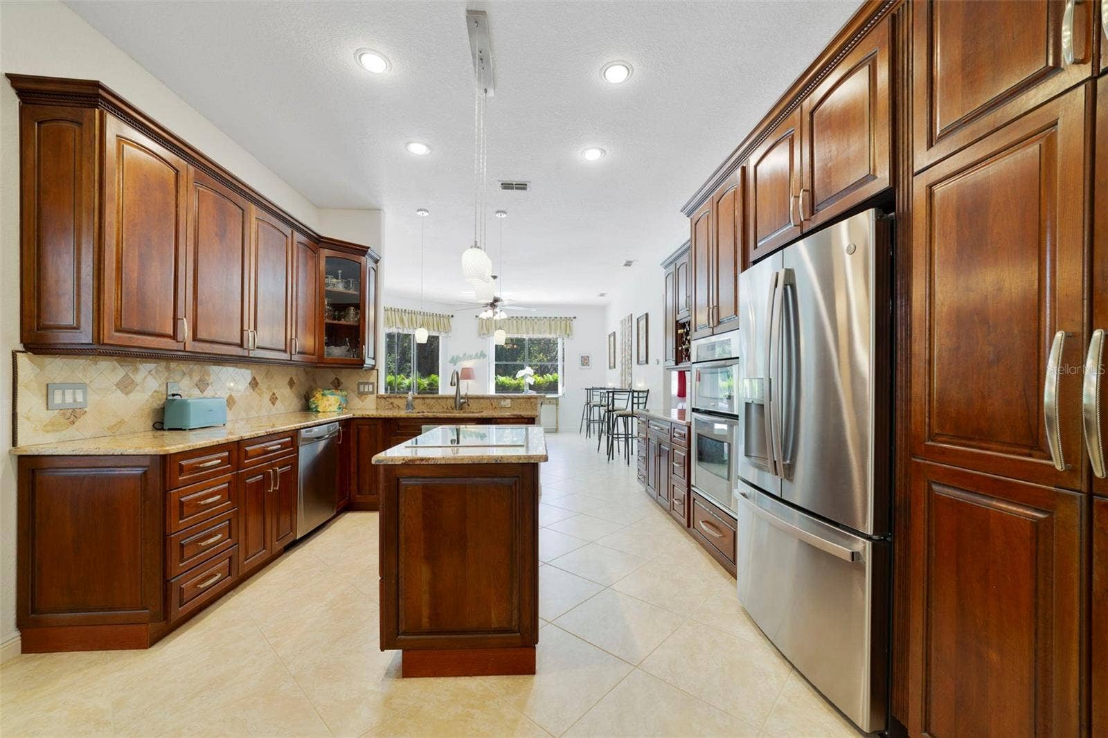 3514 OCITA DRIVE, Orlando, FL 32837 Beautiful Kitchen with center Stove Top !