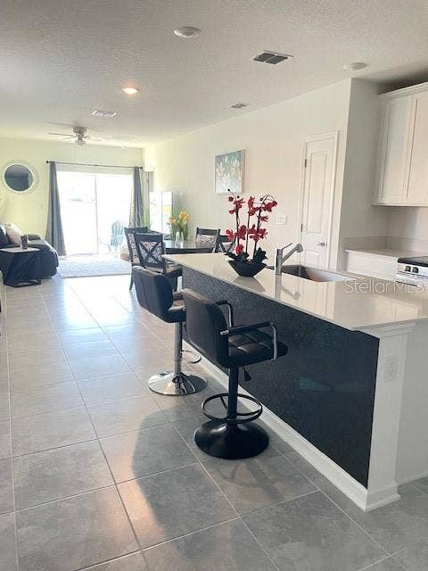 Spacious Open Floorplan w/Kitchen Island