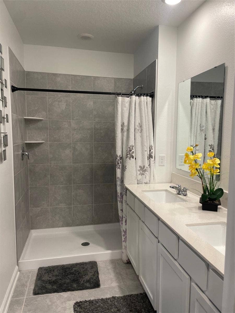 Primary Bathroom w/ Walk-in Shower