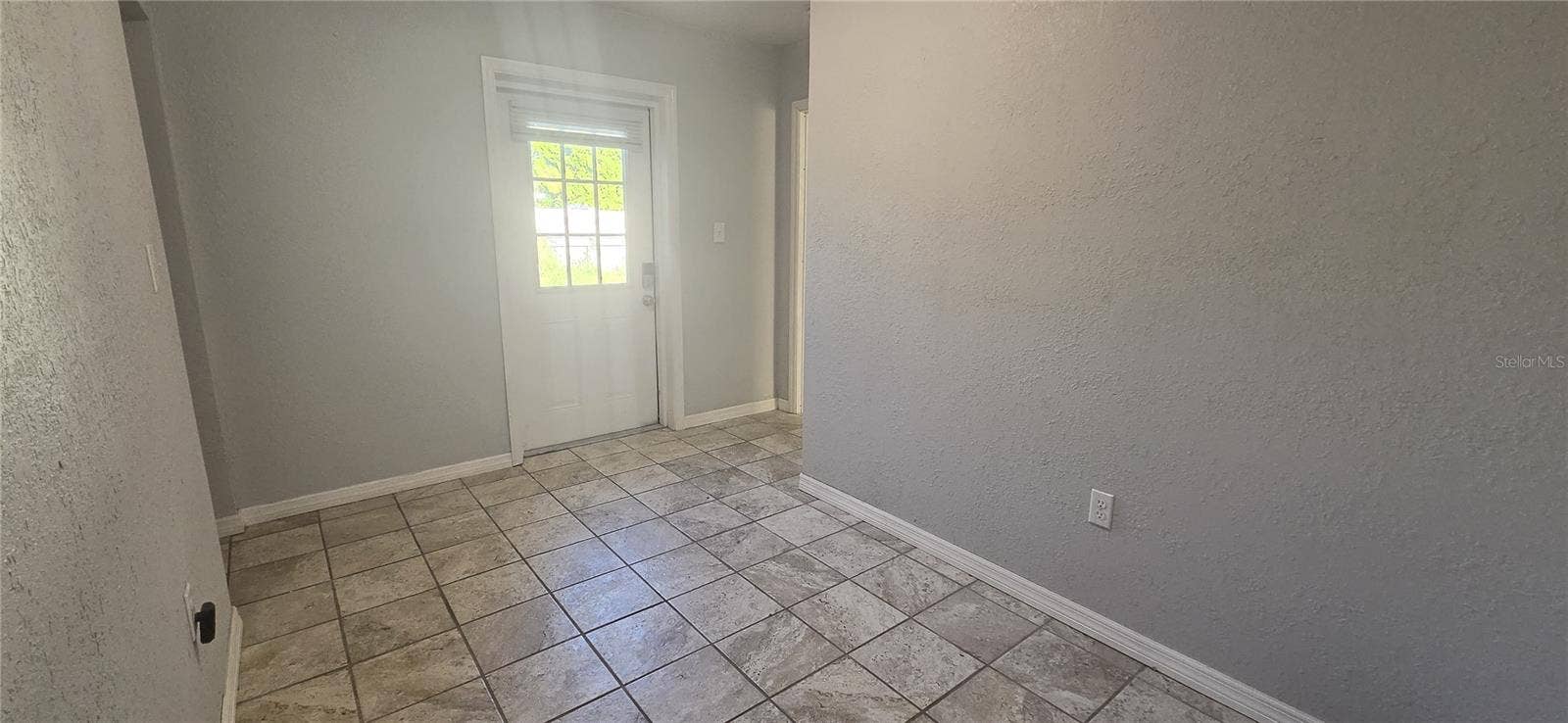 703 AVENUE L SE, Winter Haven, FL 33880 hallway to backyard