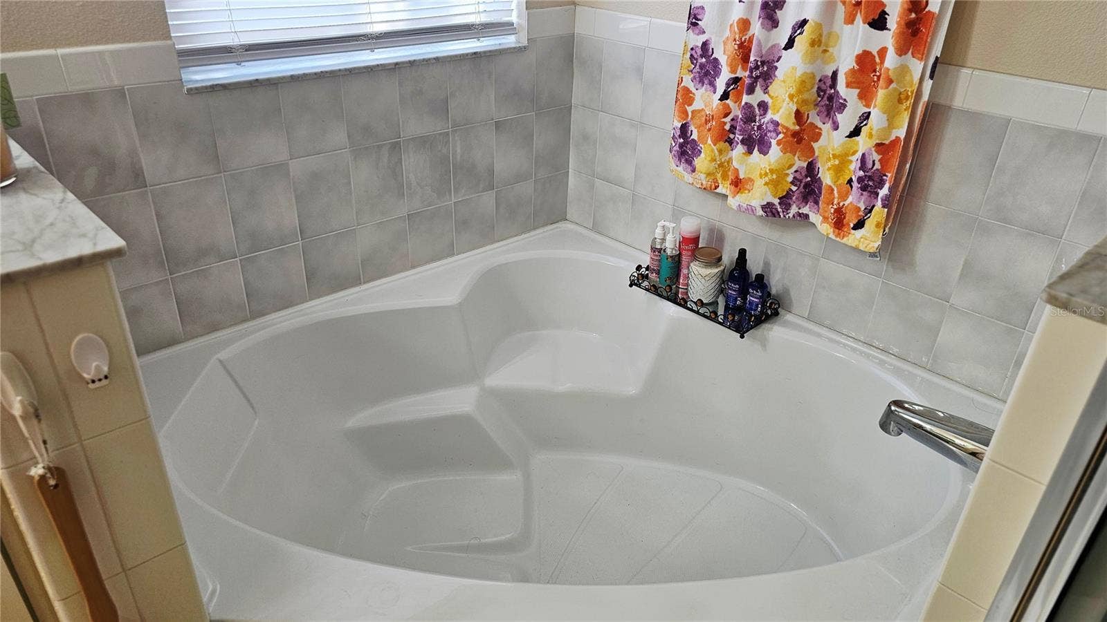 8632 FOLEY DRIVE, Orlando, FL 32825 Primary Bath-Soaking Garden Tub