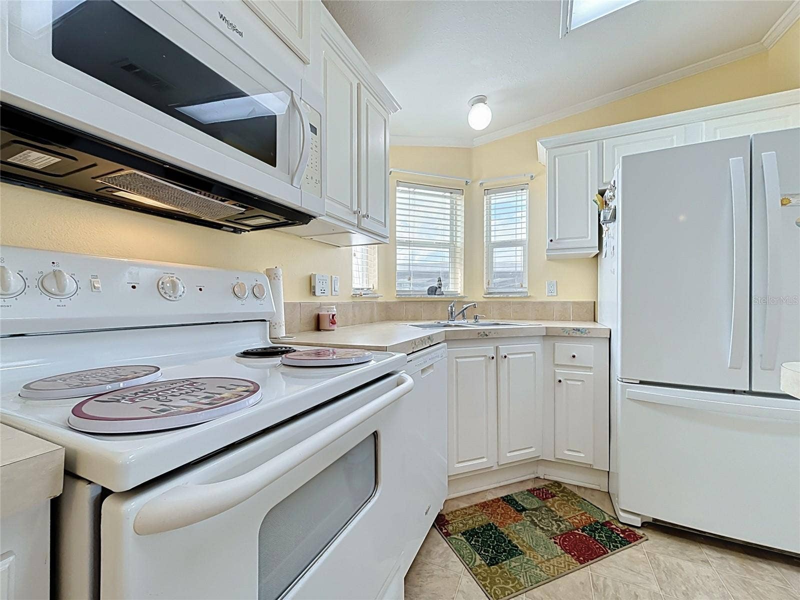 9000 US HIGHWAY 192, #181, Clermont, FL 34714 Spacious kitchen with breakfast bar and pass through into living area