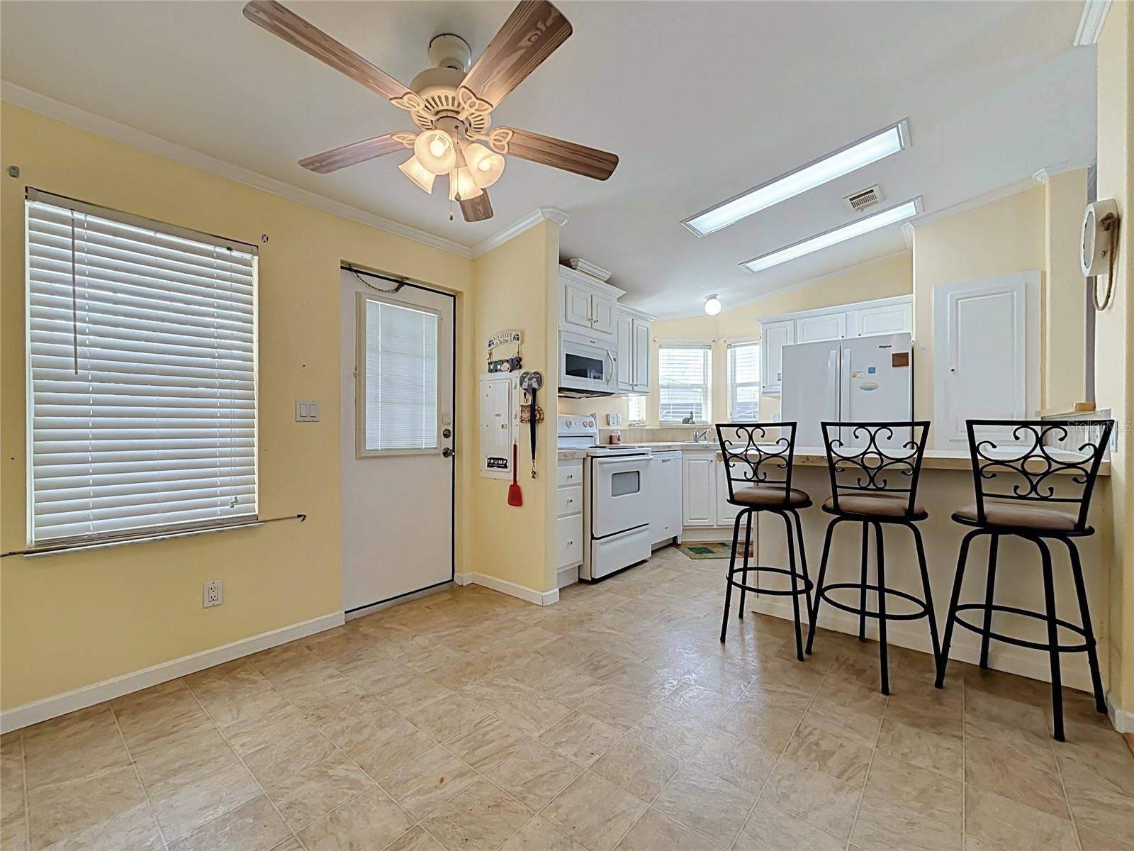 9000 US HIGHWAY 192, #181, Clermont, FL 34714 Dining room sits alongsiide kitchen overlooking front of the property.