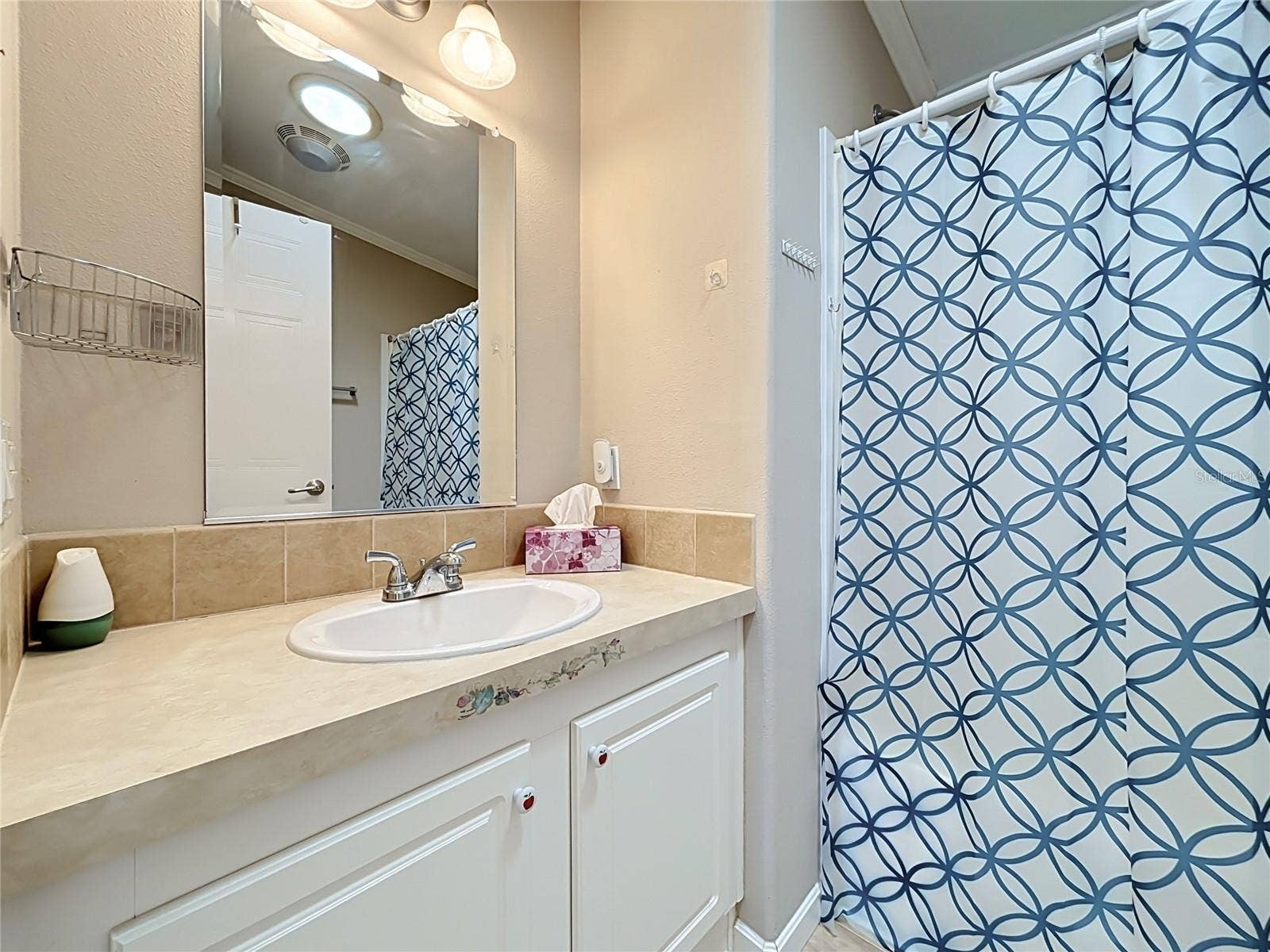 9000 US HIGHWAY 192, #181, Clermont, FL 34714 Guest bathroom sits conveniently in the hallway between the dining area and bedrooms