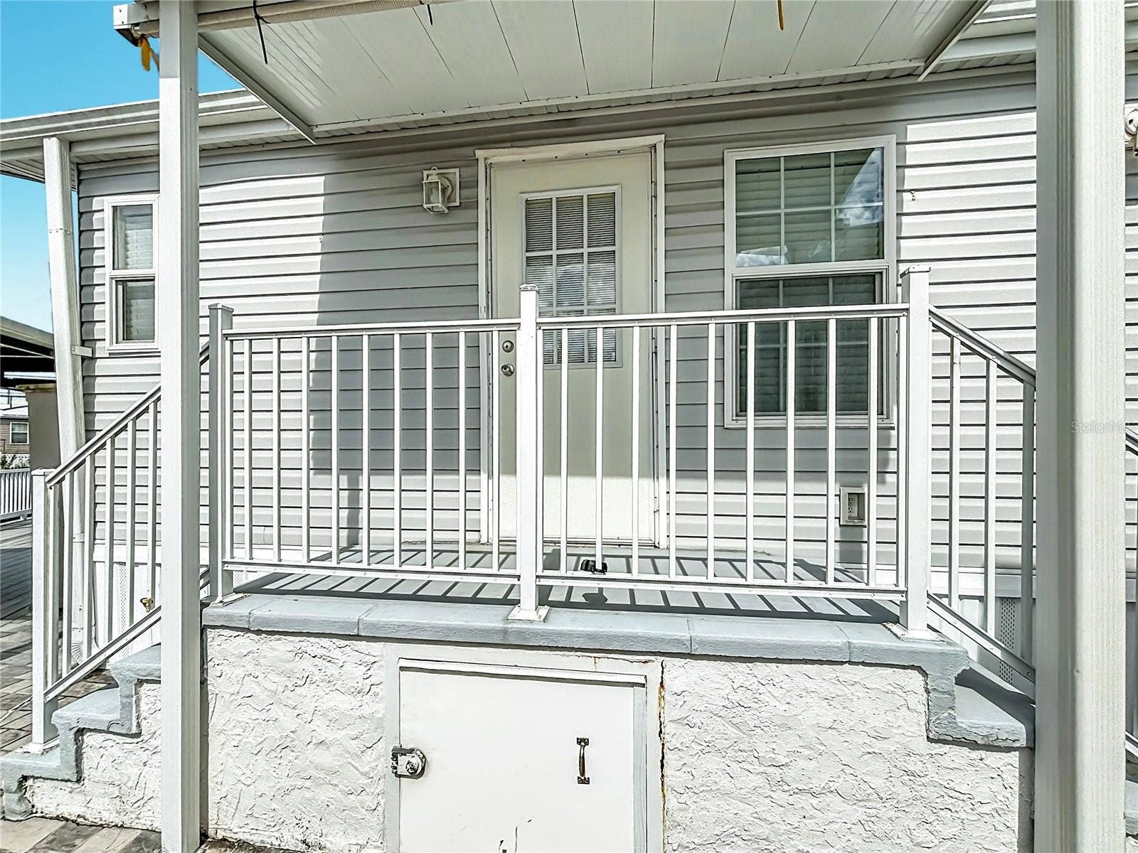 9000 US HIGHWAY 192, #181, Clermont, FL 34714 Side deck also provides access into your Florida home