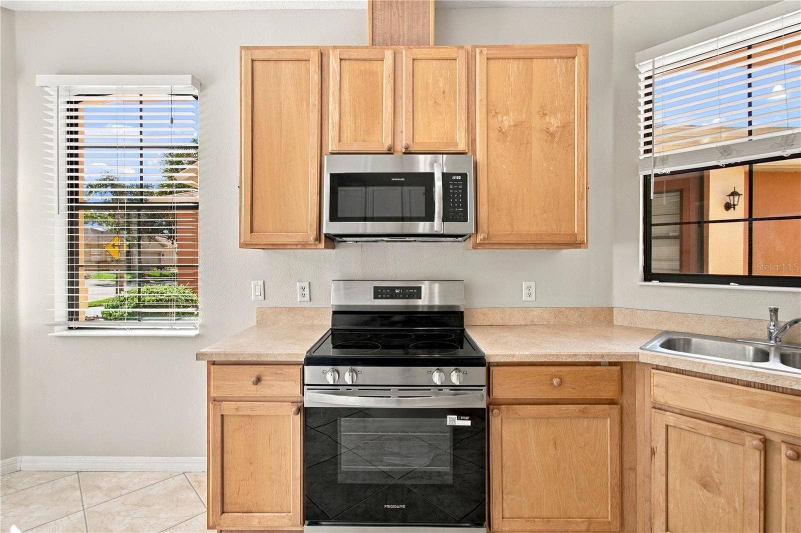 864 GRAND CANAL DR, Poinciana, FL 34759 42 inch Maple Cabinets