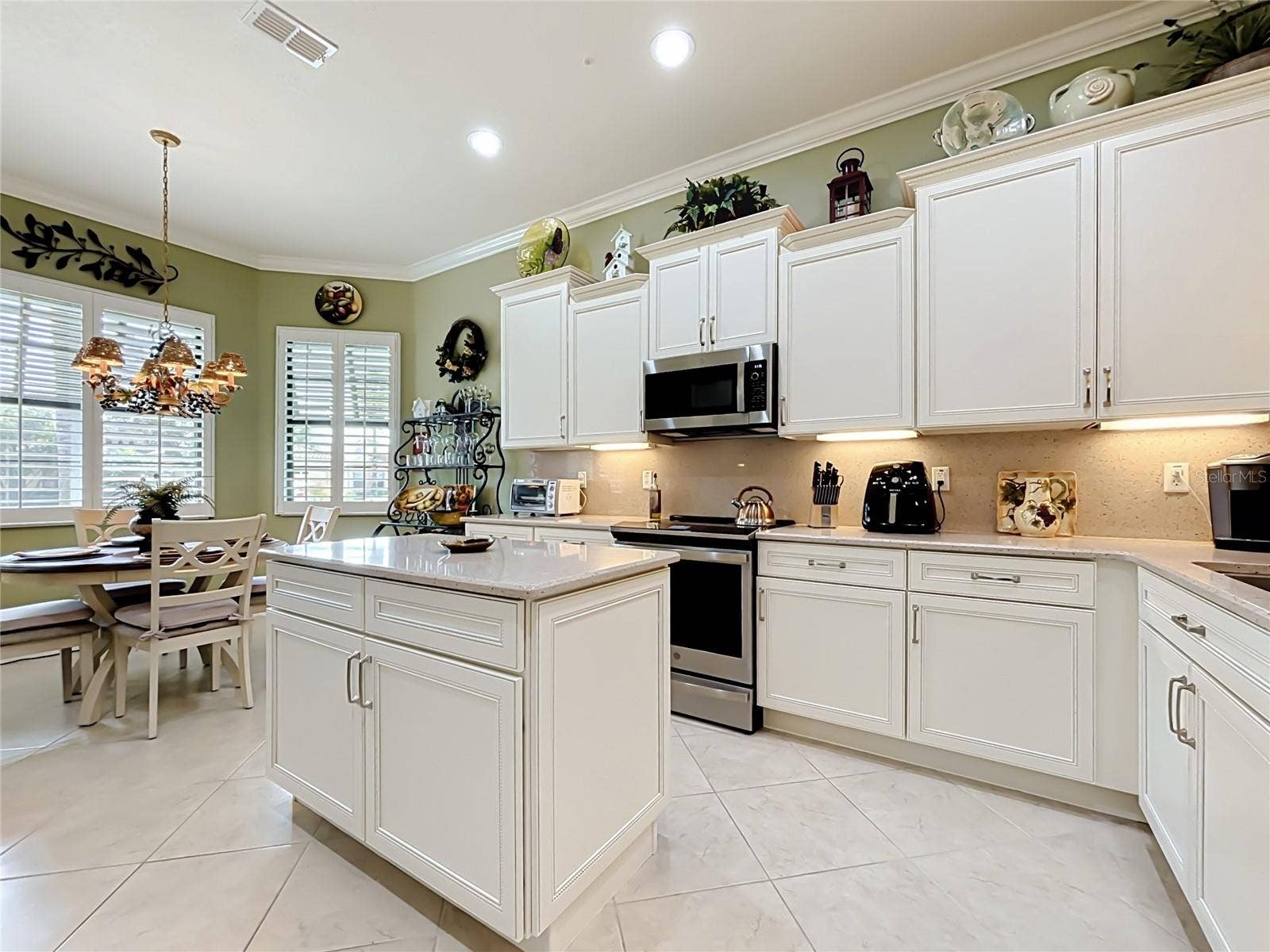 265 INDIAN WELLS AVENUE, Poinciana, FL 34759 Spacious Kitchen w. Nook