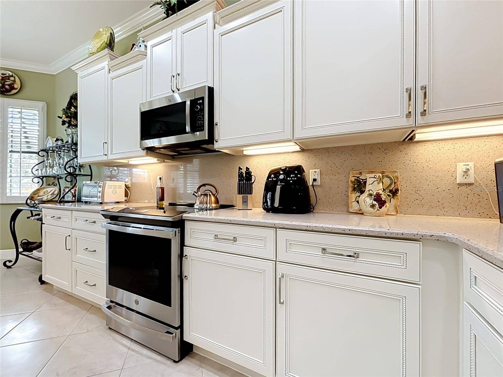 265 INDIAN WELLS AVENUE, Poinciana, FL 34759 Plenty of Counter Space