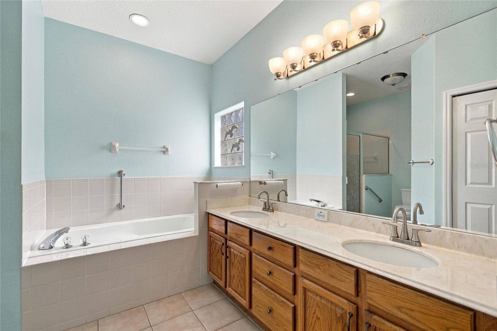 Primary en suite bathroom