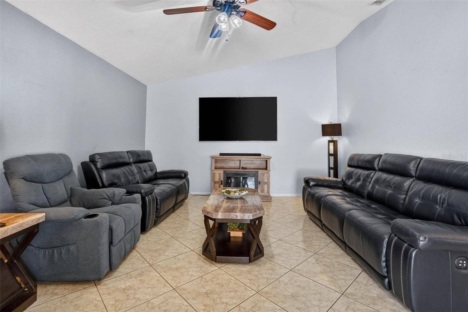 11 YORK COURT, Kissimmee, FL 34758 11 YORK COURT, Kissimmee, FL 34758