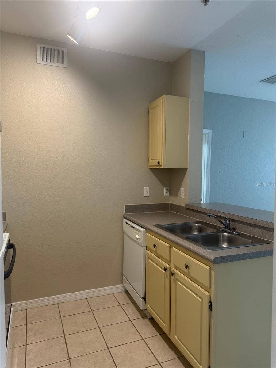 8927 LEGACY COURT, #20-201, Kissimmee, FL 34747 8927 LEGACY COURT, #20-201, Kissimmee, FL 34747