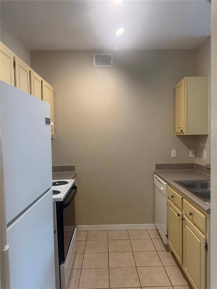 8927 LEGACY COURT, #20-201, Kissimmee, FL 34747 8927 LEGACY COURT, #20-201, Kissimmee, FL 34747