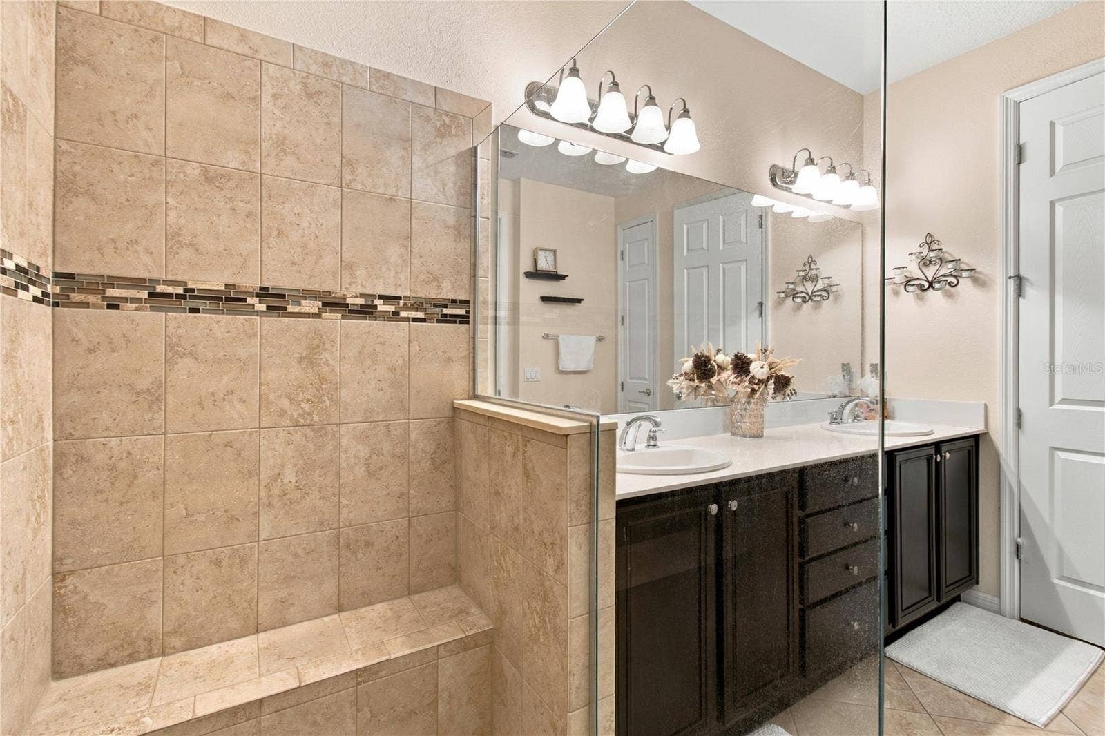 814 SHADY CANYON WAY, Poinciana, FL 34759 BUILT-IN BENCH SEATING