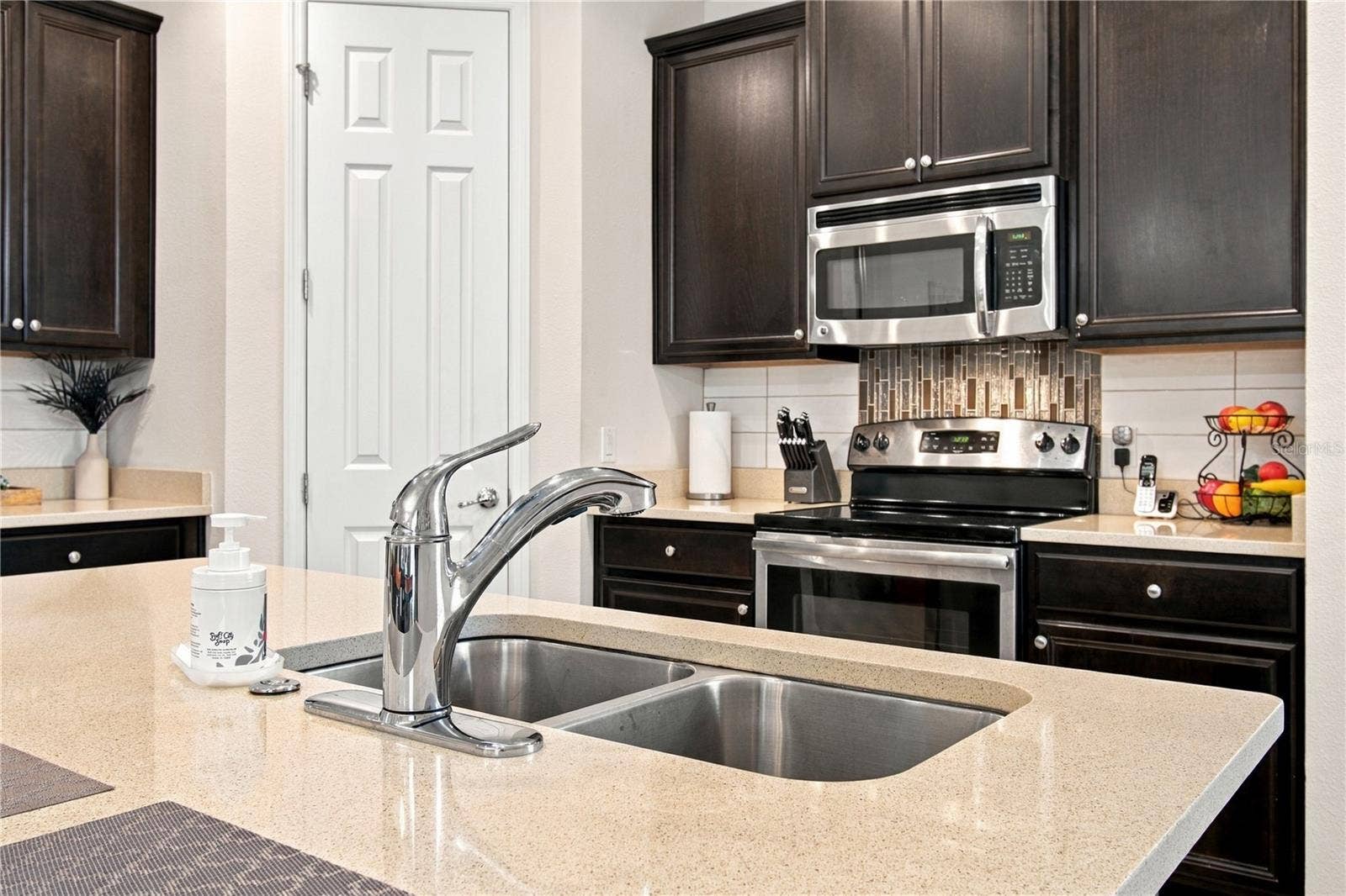 814 SHADY CANYON WAY, Poinciana, FL 34759 QUARTZ COUNTERS