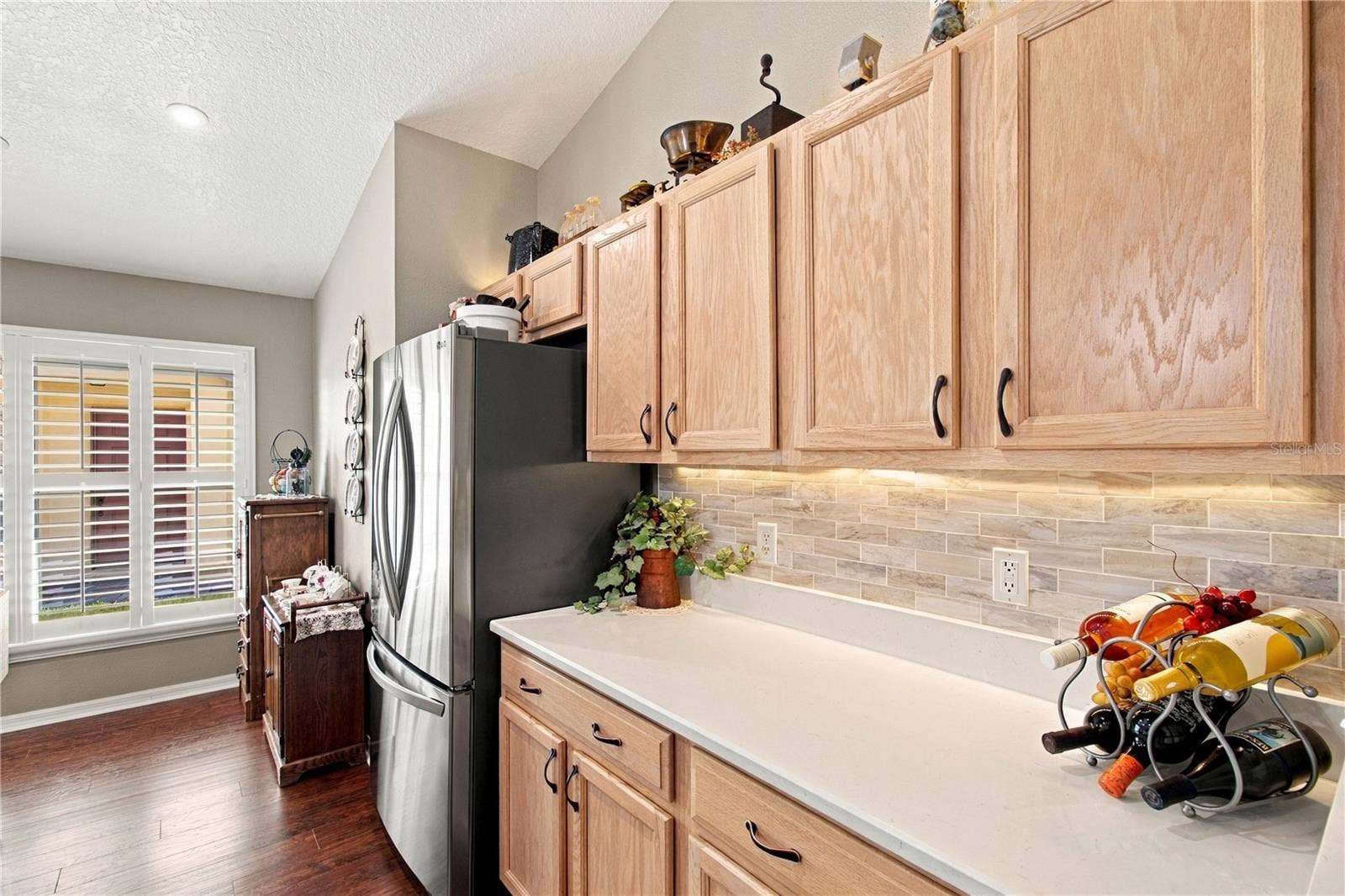 137 RIALTO RD, Poinciana, FL 34759 STONE SUBWAY TILE BACKSPALSH