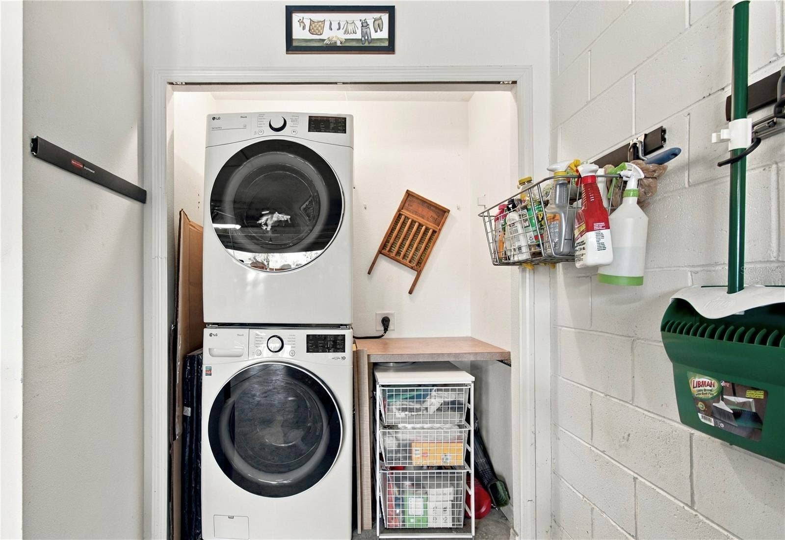 137 RIALTO RD, Poinciana, FL 34759 LAUNDRY ROOM WITH STACKABLE LG WASHER & DRYER
