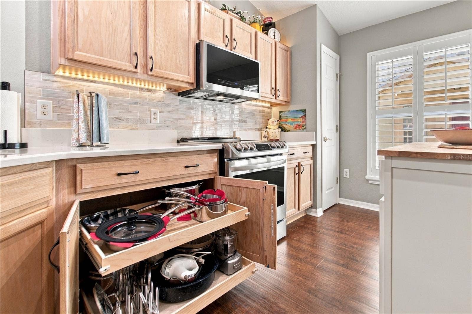 137 RIALTO RD, Poinciana, FL 34759 PULL-OUT SHELVES