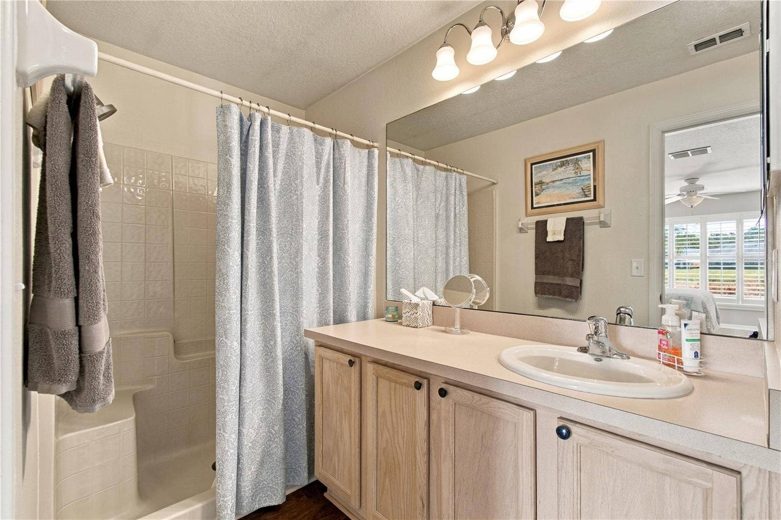 137 RIALTO RD, Poinciana, FL 34759 ENSUITE BATH W/ WALK-IN SHOWER