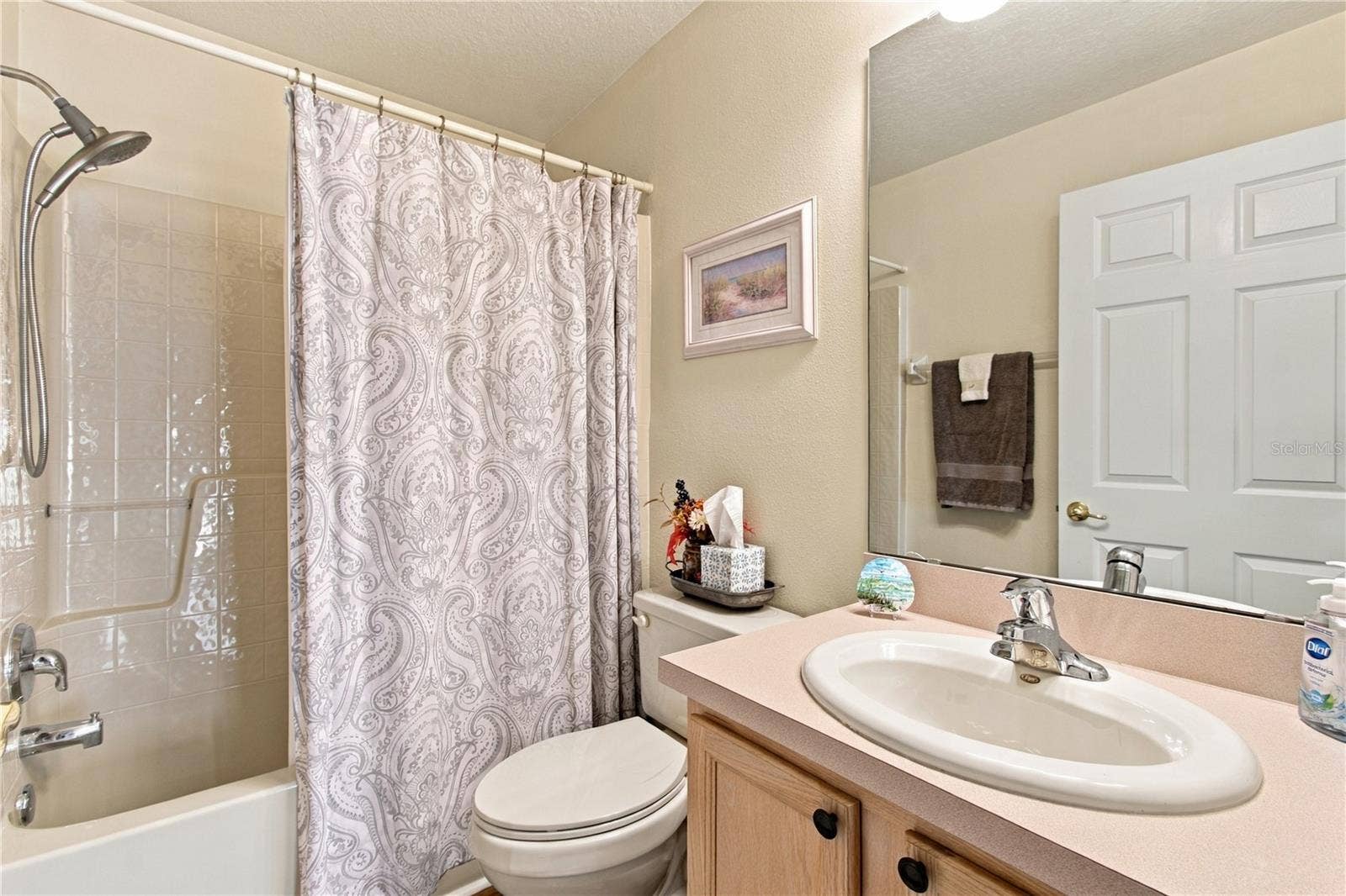 137 RIALTO RD, Poinciana, FL 34759 SECOND FULL BATHROOM W/TUB/SHOWER COMBO
