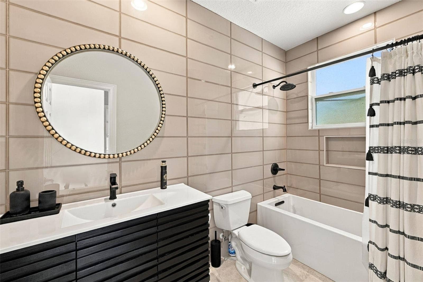 7002 PHILLIPS COVE COURT, Orlando, FL 32819 7002 PHILLIPS COVE COURT, Orlando, FL 32819