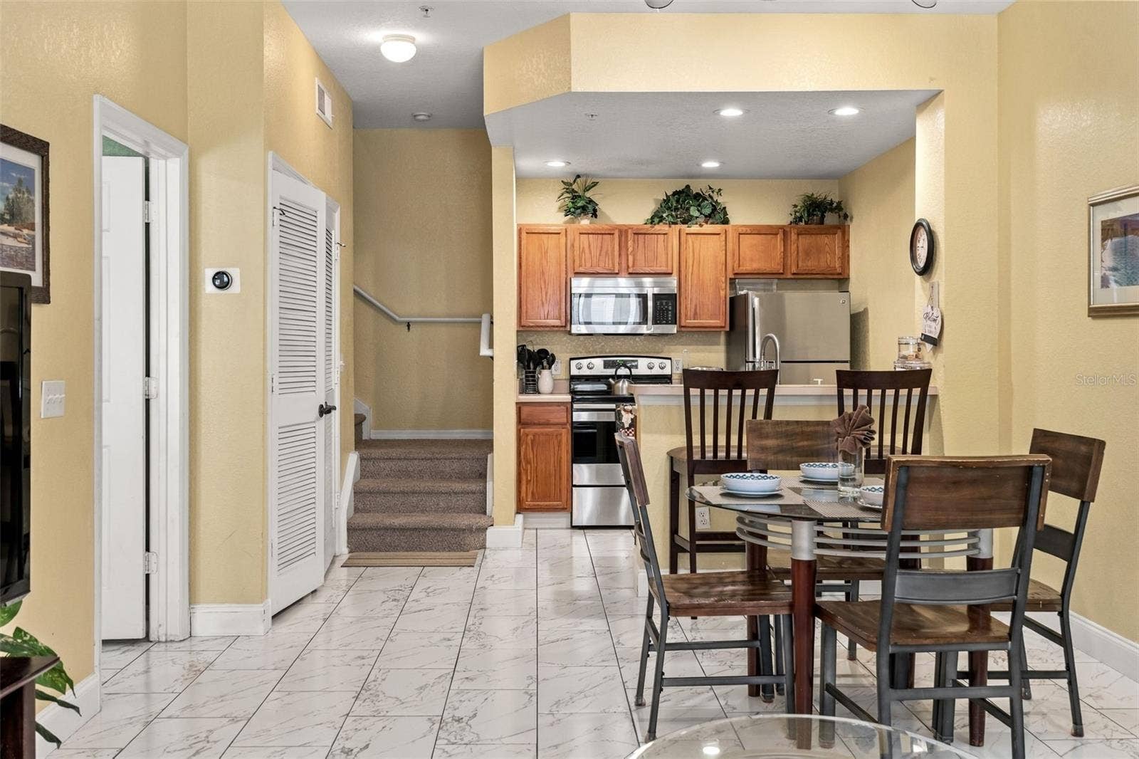 4600 YELLOWGOLD ROAD W, #105, Kissimmee, FL 34746 Dinning Area / Kitchen